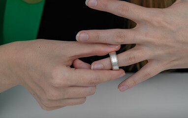 Kobieta zakładająca obrączek na palec serdeczny, związek małżeński ślub cywilny 