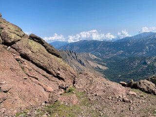 Chemin menant au sommet de la Paglia Orba en Corse