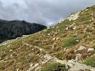 Sentier vers la bergerie de Gialghello en Corse