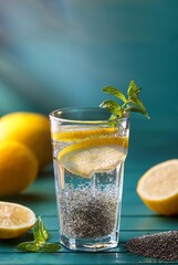 graines de chia dans un verre d'eau,  concept de  boisson anti-oxydante