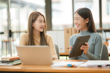 Asian business woman Working on documents