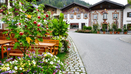 Lüftlmalerei und Biergarten in Mittenwald