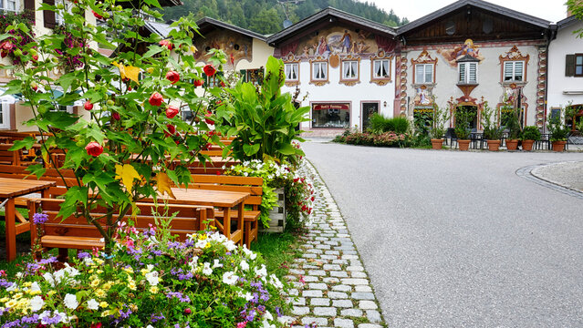 L&uuml;ftlmalerei und Biergarten in Mittenwald