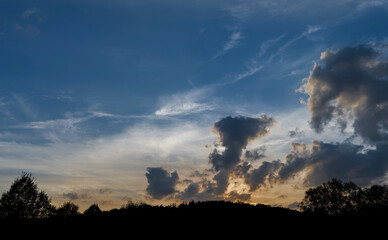 Wolken am Abend wie gemalt aus der Romantik, milde weiche Farben