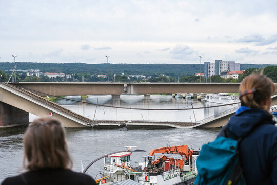 Blick auf die teileingest&uuml;rzte Carolabr&uuml;cke in Dresden, einen Tag nach dem Einsturz, aus Richtung Altstadt vom Elbeufer aus - viel Copy Space