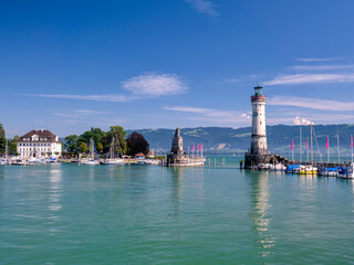 Hafen mit Neuem Leuchtturm und Bayerischen Löwen in Lindau am Bodensee, Schwaben, Bayern,...