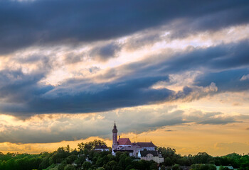 Fototapeta premium Schöner Abendhimmel mit dramatischer Wolkenstimmung,Sonnenuntergang über der Landschaft bei Erling Andechs, Bayern, Deutschland, Europa
