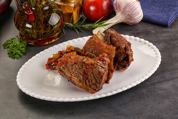 Baked beef ribs with vegetables