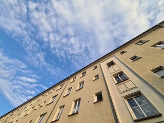 Fotografie einer Wohnungsfassade mit atmosphärischem Himmel in Berlin Lichterfelde - für Themen...