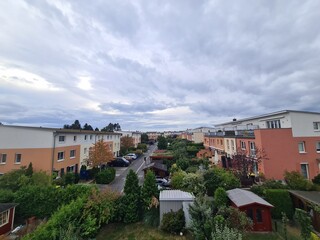 ein Wohngebiet mit atmosphärischem Himmel in Berlin Lichterfelde - für Themen rund ums Leben in Berlin, Gentrifizierung und mehr