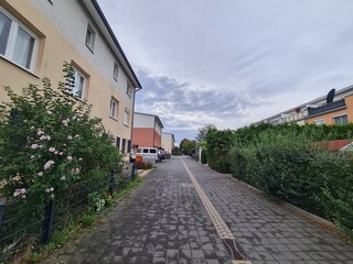 Fototapeta premium eine Strasse in einem Wohngebiet in Berlin Lichterfelde