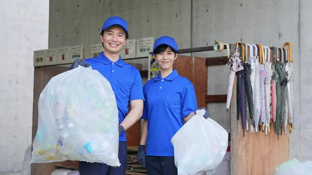 ごみ収集する作業員