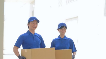 荷物を持つ作業員 - Powered by Adobe
