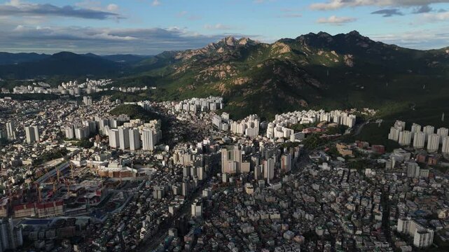 Seoul, a beautiful city where mountains and downtown coexist