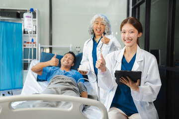 Obraz premium Friendly nurse taking care of patient man in a hospital room. Treatment of patients.