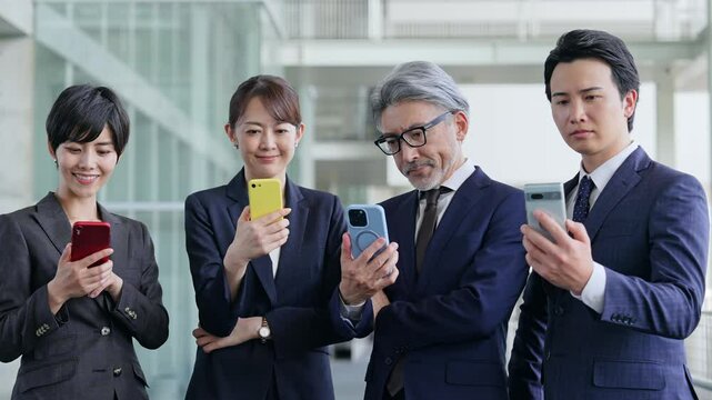 スマホを使うビジネスパーソンのグループ