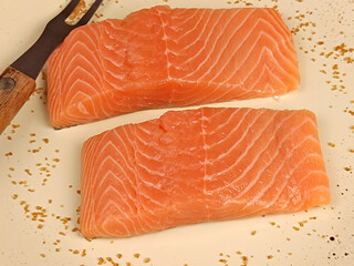 filets de saumon cru dans une assiette