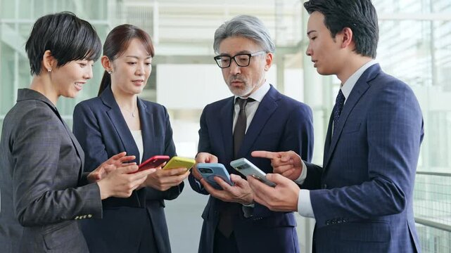 スマホを使うビジネスパーソンのグループ
