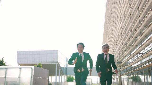 並んで走る二人のビジネスパーソン