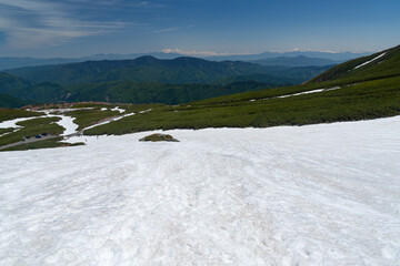 雪が積もっている乗鞍岳