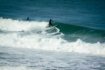 Surfbild vom Atlantik mit Brandung und Surfer.