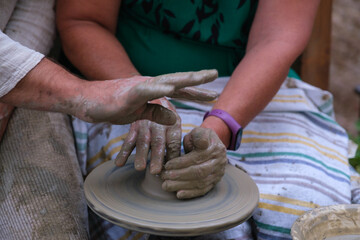 Lavorazione dell'argilla su tornio