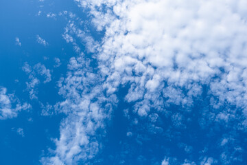 Cielo Azzurro con Nuvole Sparse