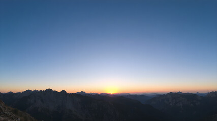 Obraz premium Serene Panoramic Mountain Sunset View