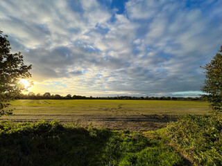 Sonnenuntergang über einem Feld, Naturpark Aukrug in Schleswig-Holstein