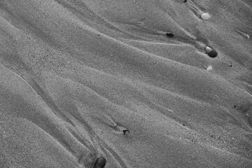 nat&uuml;rliche Strukturen im Sand geformt durch Wind, Wellen und Wasser