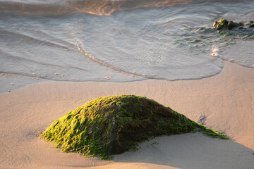 Glück in den kleinen Dingen - eine Meereslandschaft am Abend mit sanften Wellen an einem Sandstrand