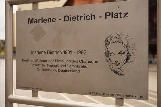 Gedenktafel f&uuml;r Marlene Dietrich in Berlin am 26.09.2024