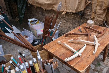 Asce e balestre su tavolo di legno