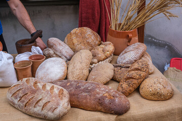 Variet&agrave; di pane artigianale in esposizione