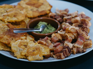 A plate of fried meet with guacamole 