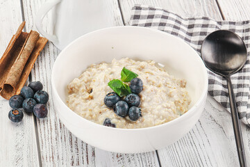 Oats porridge with blueberry