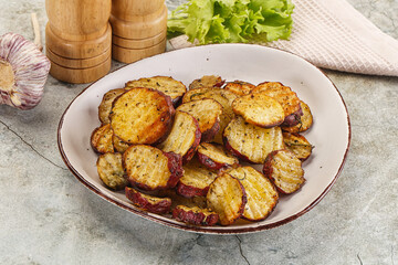 Baked red batat slices with herbs