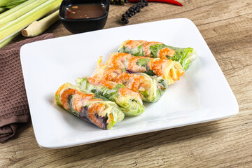 Vietnamese spring roll with prawn and mango