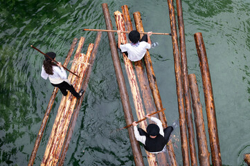 Gancheros del Alto Tajo reviven la tradición de bajar madera por el río, parque natural del Alto Tajo, Guadalajara, España. © time and light