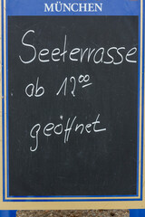 Fototapeta premium Tafel vor einem Restaurant - Seeterasse geöffnet