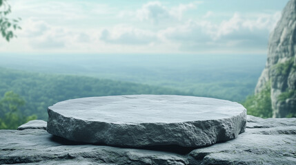 Mały, płaski kamienny podium znajduje się na solidnej skalnej platformie, w otoczeniu malowniczego krajobrazu. 