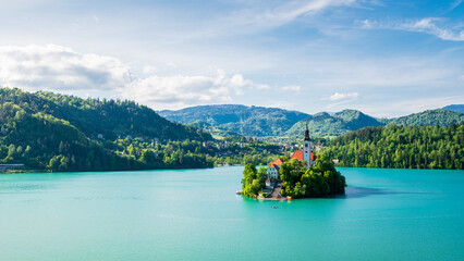 Lac de Bled, en Slovénie, avec focus sur son île, sous le soleil, au milieu de l'eau turquoise