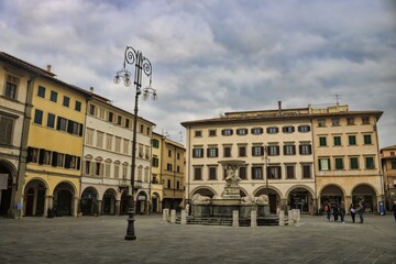 Obraz premium empoli, italien - piazza farinata degli uberti mit fontana del pampaloni,