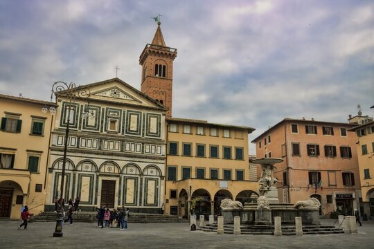 empoli, italien - piazza farinata degli uberti mit kollegiatkirche sant andrea