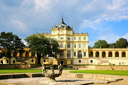 Ploskovice - Czech Republic, baroque castle.
The architect is not clearly specified. He is either Octaviano Broggio,
or Kili&aacute;n Ign&aacute;c Dientzenhofer. The documents were not preserved.