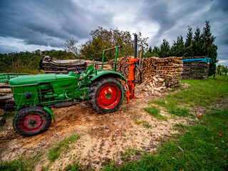 Brennholzlager mit Traktor