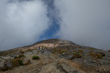 火山を登る人