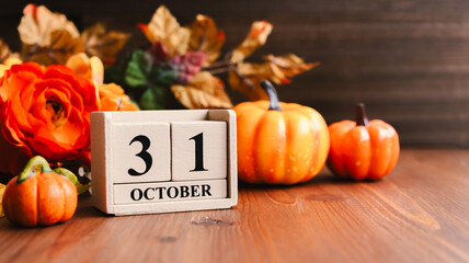 木製のテーブルに10月31日のカレンダーとハロウィンの飾り