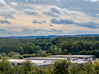Obraz premium Dach einer Industriehalle im Wald