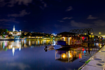 Europe, Serbia, Belgrade, View over the river Sava to New Belgrade, the white city, restaurant and party boats on the river bank, Savski Venac district, New Belgrade